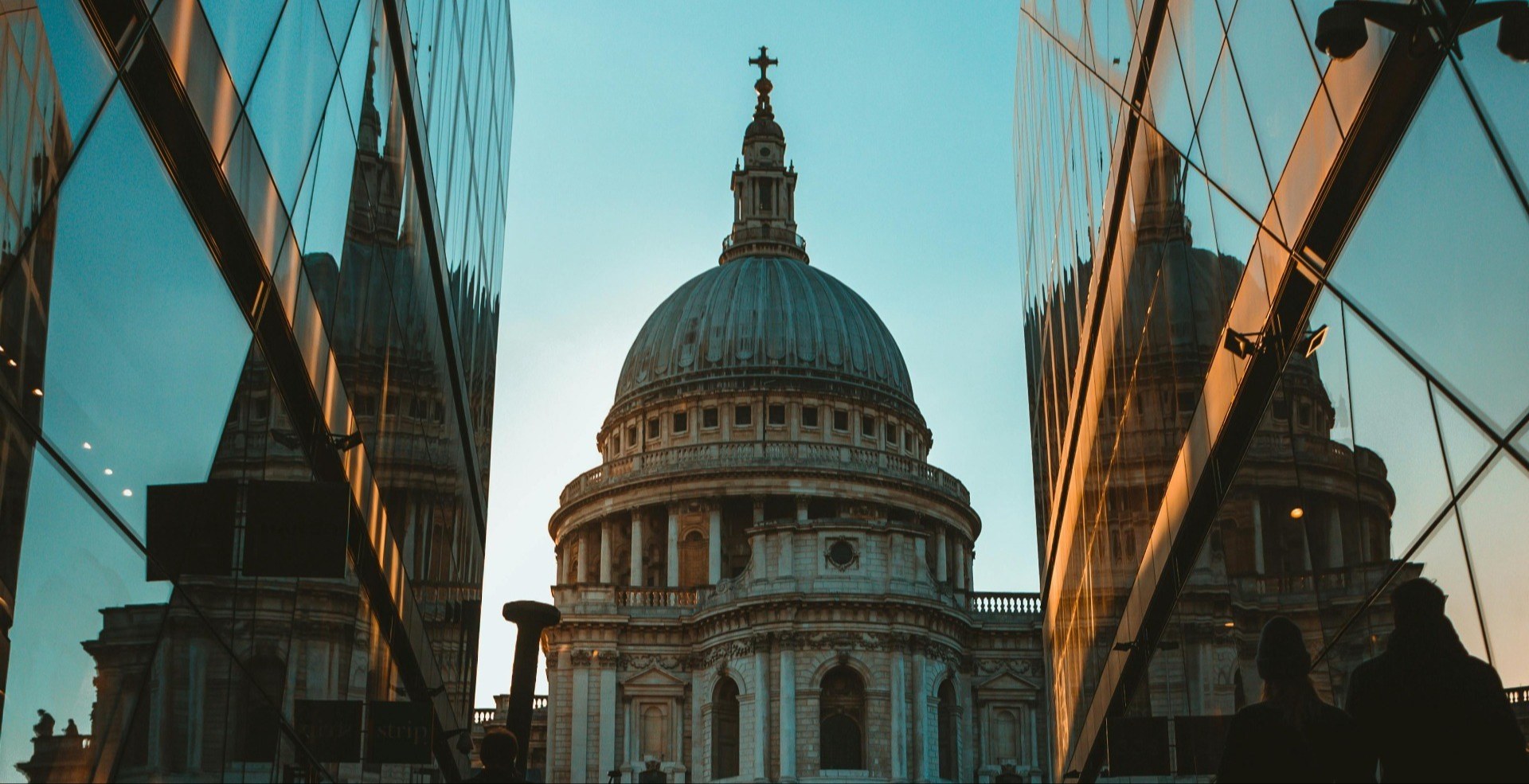 building with st paul's cathedral